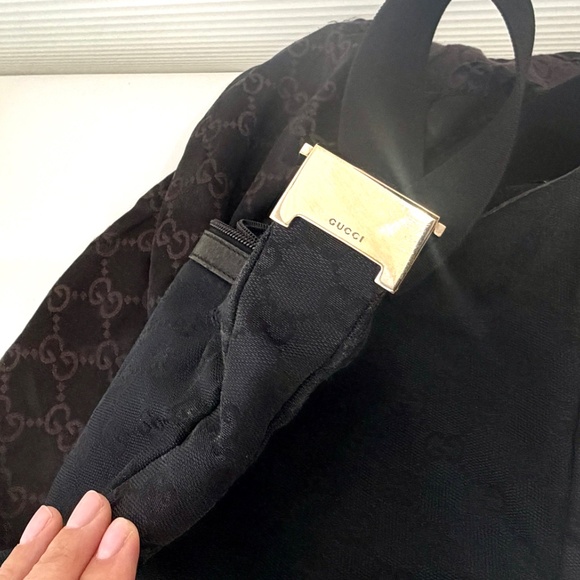 Authentic Gucci GG Black Canvas Messenger Crossbody Bag with Gold Hardware - Picture 3 of 11